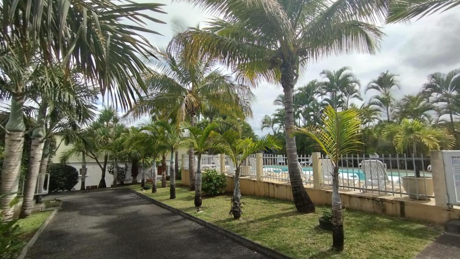 F2 Residence Oasis Terre Rouge A Saint Pierre Bagian luar foto